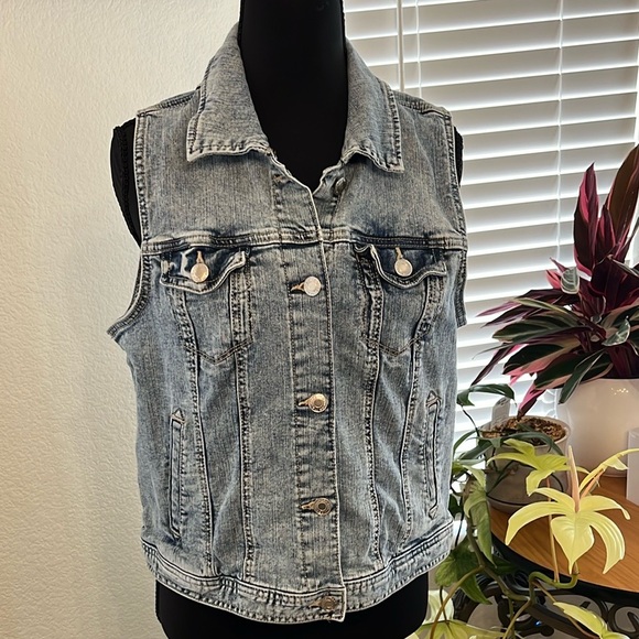 Maurices Light Blue Denim Vest Size L EUC - Picture 2 of 9